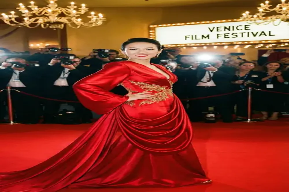 黑丝与国际知名女演员合作红毯照片